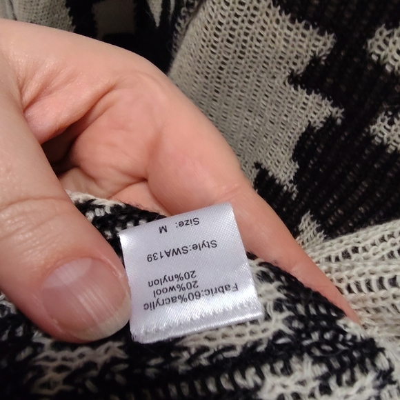 Elon Aztec Pattern Size M - Picture 3 of 4